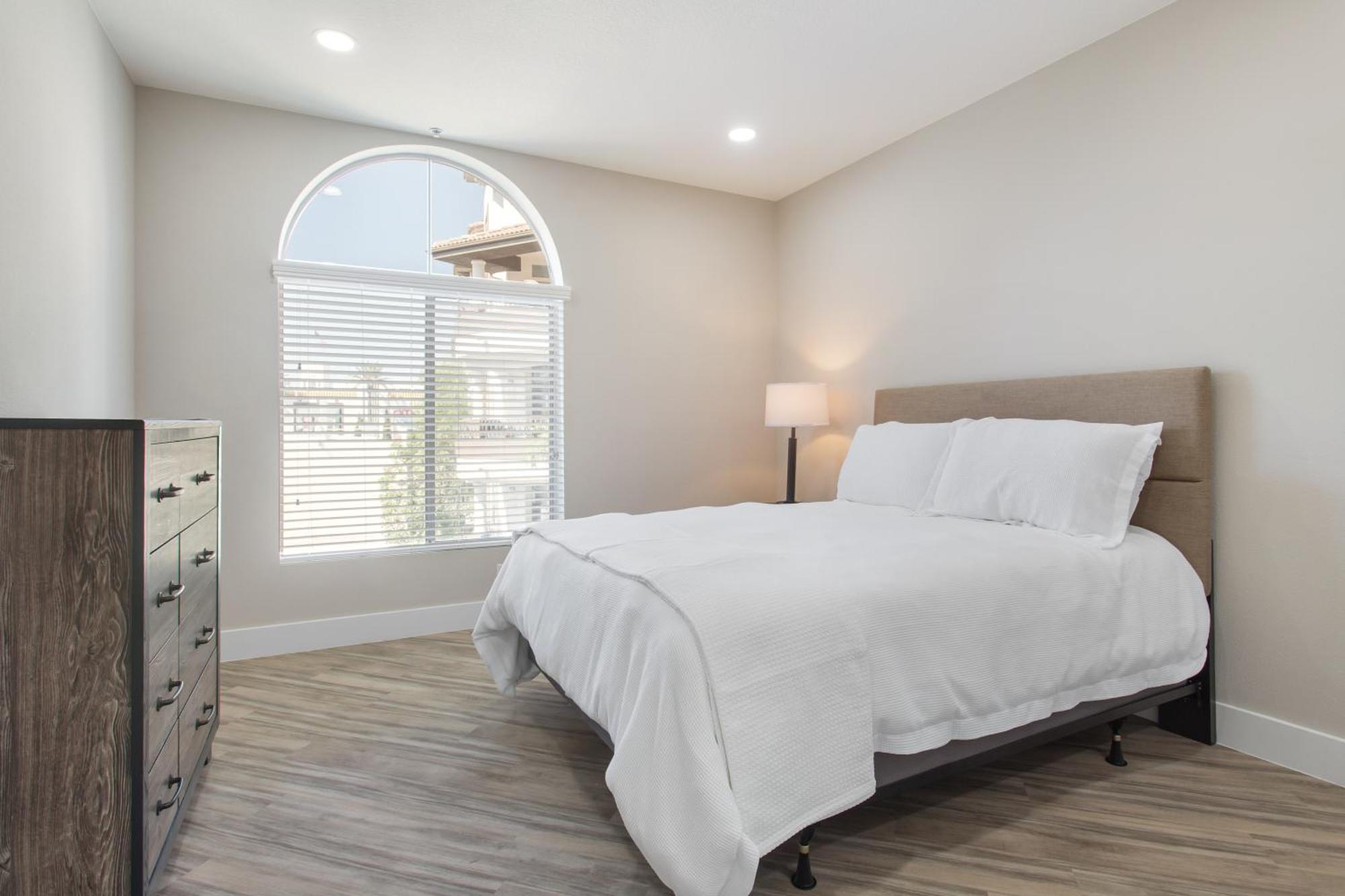 Landmark Management West La Capsule hotel *