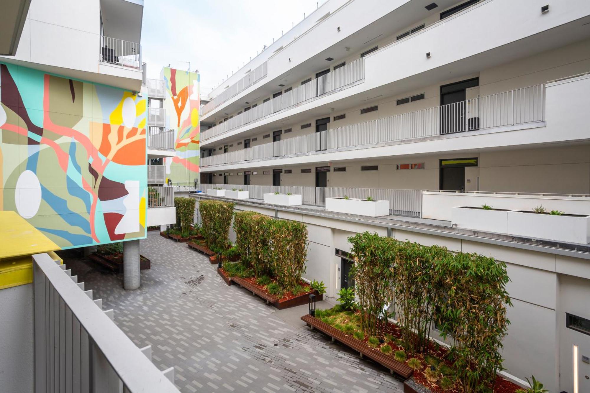 Capsule hotel Landmark Management West La *